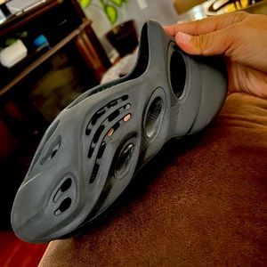 YEEZY FOAM RUNNERS SIZE 4 MENS (SIZE 6 WOMENS)